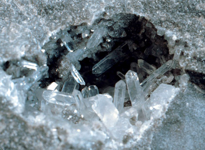 Cristal de cuarzo en una geoda