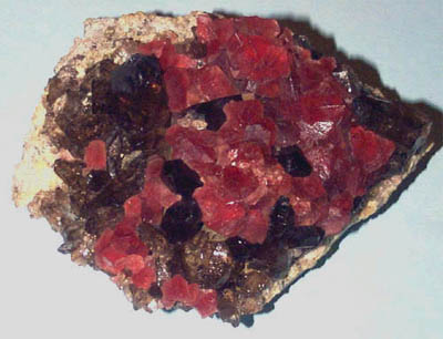 Fluorita roja sobre cuarzo ahumado
