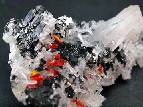 Quartz crystals with realgar crystals on it and sphalerite crystals.<br>Size Medidas 4,5cm x 6cm x 2cm