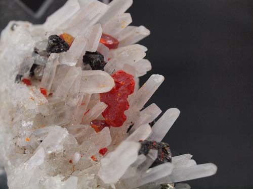 Quartz crystals (quartz crystals size 1,5cm) with realgar crystals (realgar crystal size 1cm)on it and sphalerite crystals.<br>Size 2cm x 5cm x 4cm