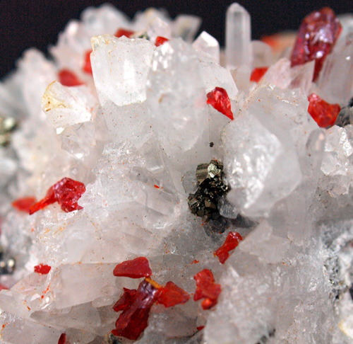 Cristales de cuarzo con cristales de realgar (cristal de realgar de 0,5cm) y cristales de esfalerita.<br>Medidas 5cm x 5,5cm x 4cm