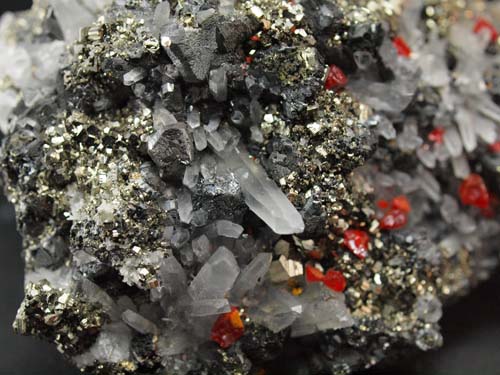 Cristales de cuarzo con cristales de realgar y cristales de pirita sobre cristales de esfalerita y galena.<br>Medidas 4cm x 9cm x 3,5cm