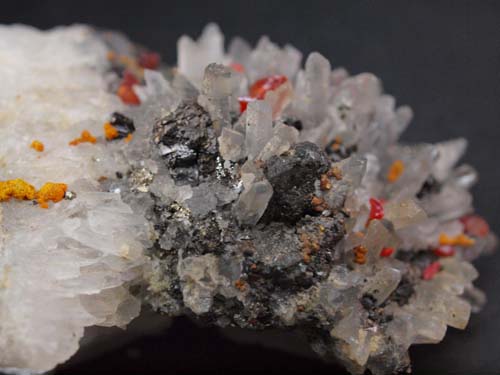 Cristales de cuarzo con cristales de realgar y cristales de esfalerita con algo de orpimente.<br>Medidas 6cm x 5,5cm x 2cm