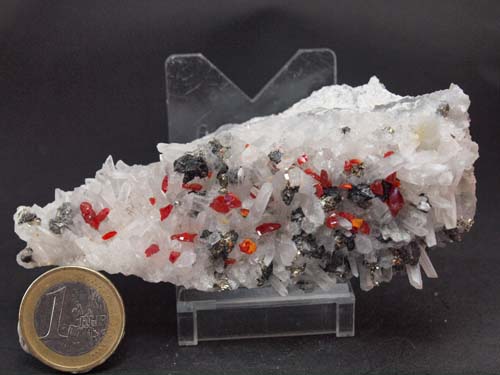cristalls de quars (cristall de quars de 1,5cm) amb cristalls de realgar i cristalls d'esfalerita.<br>Mida 4cm x 10cm x 3cm