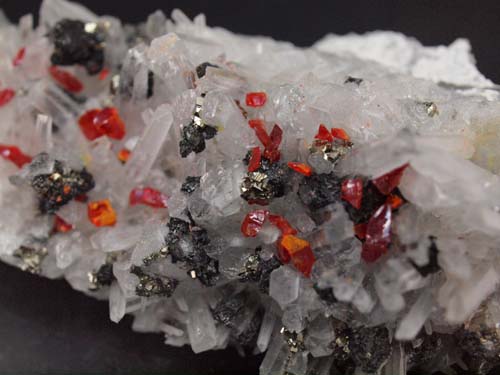 Cristales de cuarzo (cristal de cuarzo de 1,5cm) con cristales de realgar y cristales de esfalerita.<br>Medidas 4cm x 10cm x 3cm
