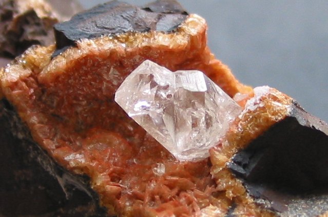 Quartz on red siderite