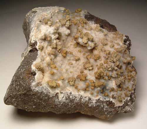 Mottramite on descloizite Mottramite on descloizite
